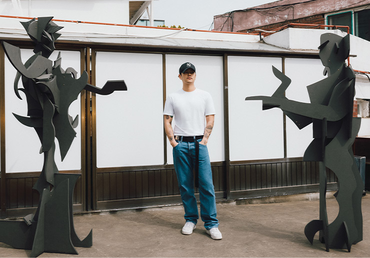 2021년 아마도예술공간에서 열린 <Shadowland>에서 <그래, 차라리 그렇게 감정에 호소해>, <문제를 삼지 않으면 불안해?> 사이에서 포즈를 취한 최하늘 작가
