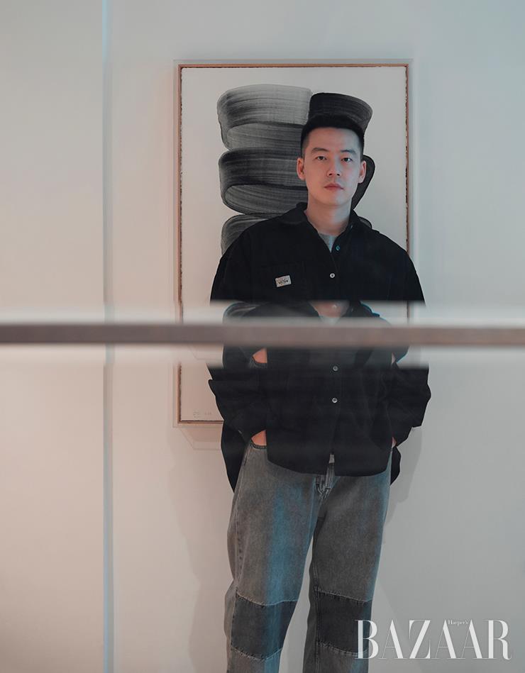 이배 작가의 드로잉 작품 앞에서 포즈를 취한 김재훈.