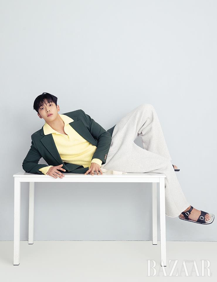 니트, 재킷, 팬츠는 모두 Recto. 샌들은 Prada.