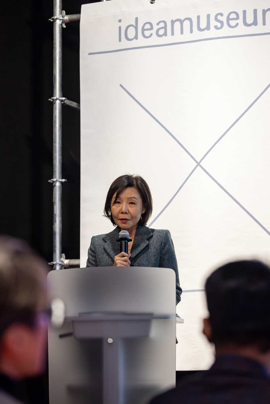 퍼블릭 프로그램 _아이디어 뮤지엄의 심포지엄 첫 날 환영사를 진행하고 있는 리움미술관 부관장 김성원