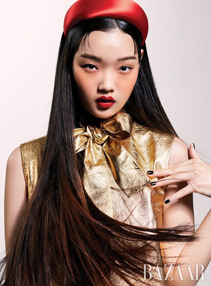새틴 헤드밴드, 리본 장식 톱은 모두 Prada.