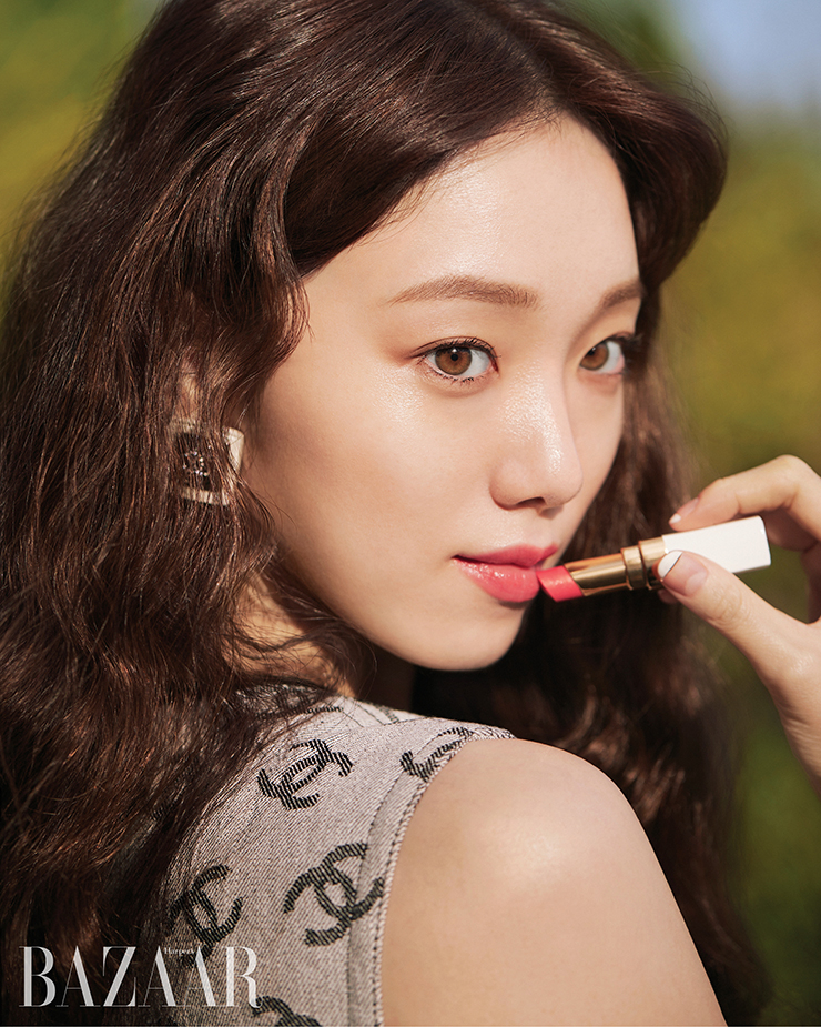 드레스, 귀고리는 Chanel.