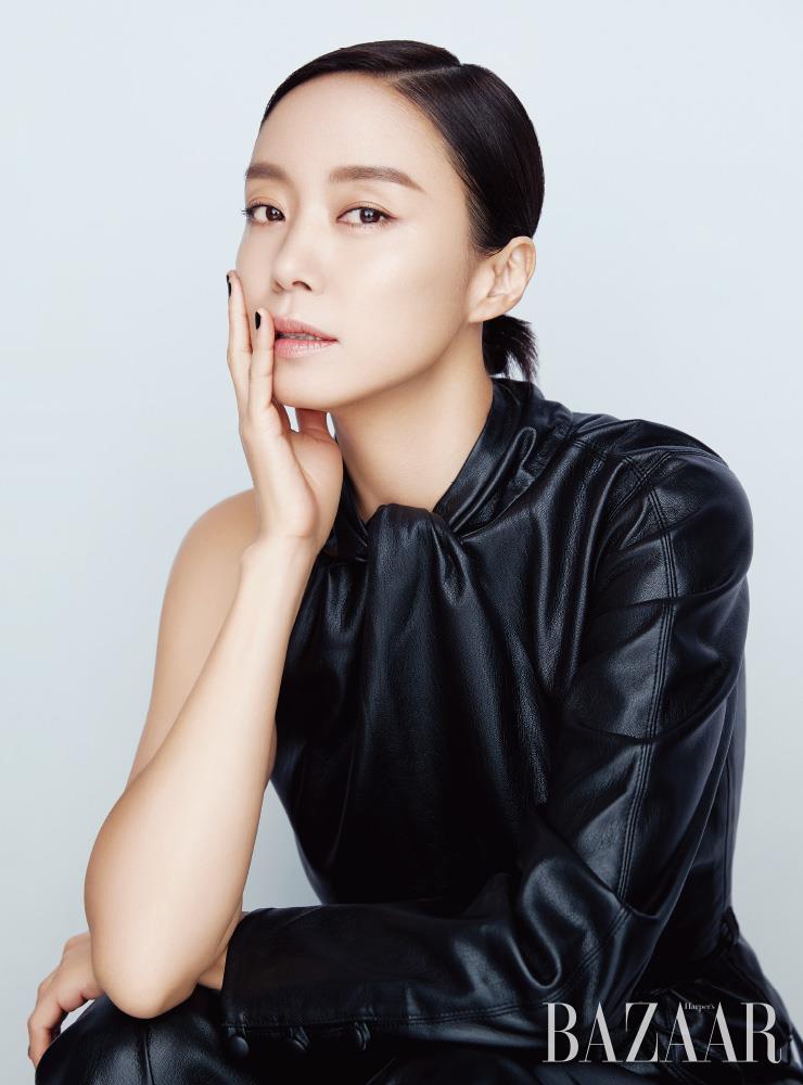 레더 소재의 원 슬리브 톱, 팬츠는 Nanushka by NET-A-PORTER.