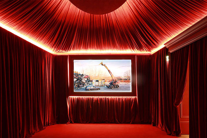 패션 필름 상영관. 붉은 벨벳 커튼만으로 압도적인 분위기를 전한다.