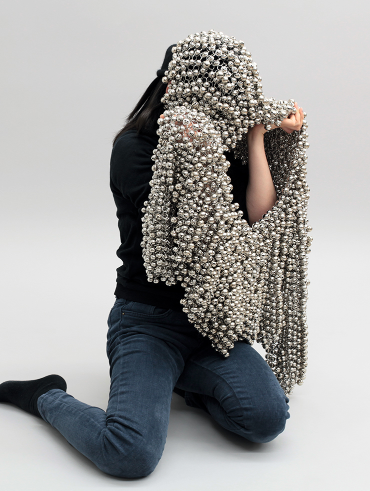 3 <소리 나는 의류 – 니켈 도금 판초>, 2013, 니켈 도금된 방울, 분할 링, 82x60cm, 8.95 kg. 샹탈 크루젤 갤러리 제공, 파리. 사진: 양혜규 스튜디오.