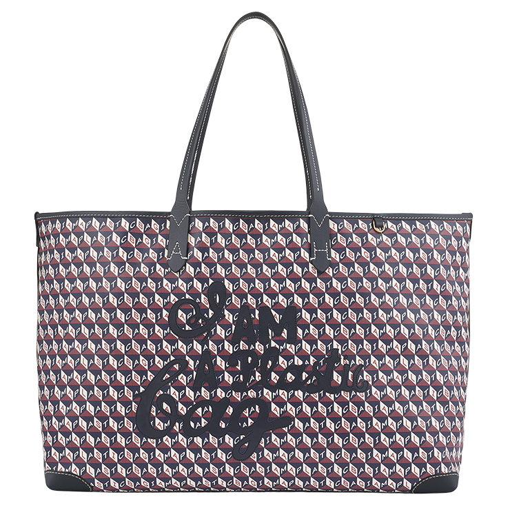 토트백은 Anya Hindmarch.