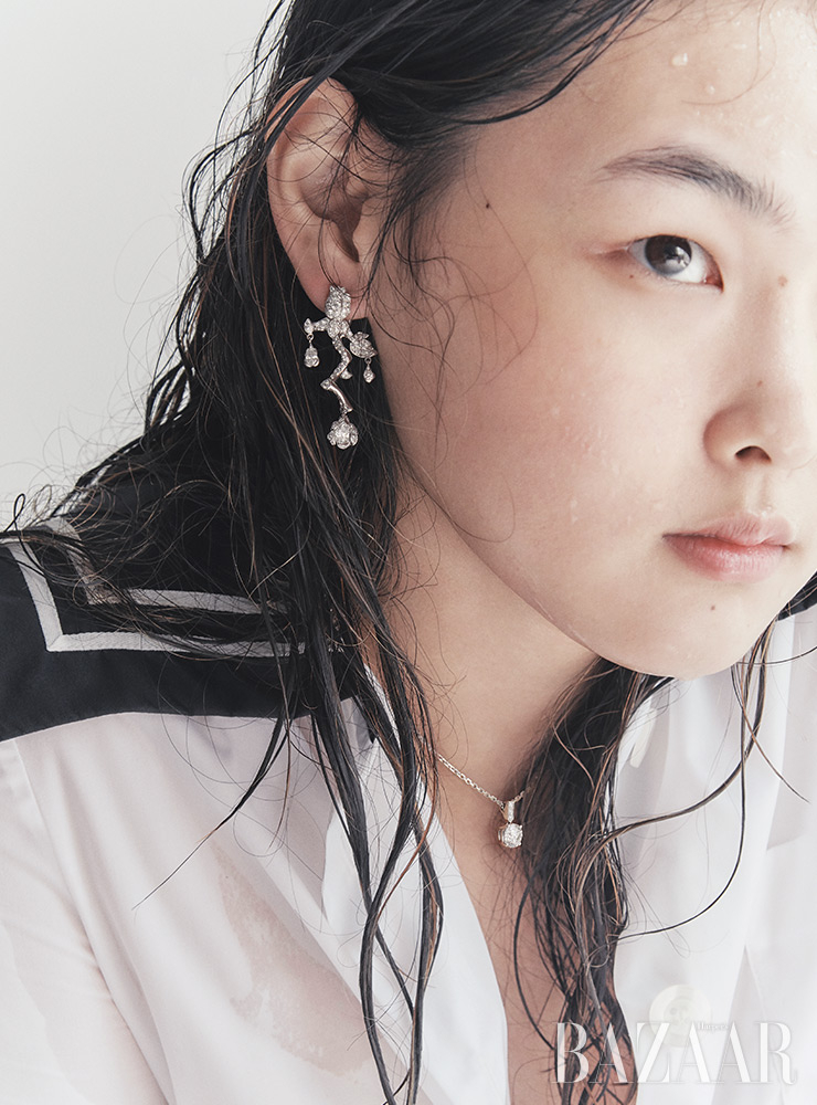 장미 모티프의 ‘로즈 디올 바가텔’ 귀고리는 Dior Fine Jewerly. 화이트 골드에 다이아몬드가 세팅된 ‘피아제 엘레강스’ 펜던트 목걸이는 Piaget. 세일러 칼라 셔츠는 Miu Miu.