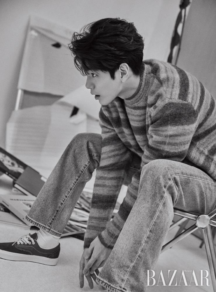 스트라이프 니트는 Acne Studios. 진 팬츠는 Lab 101. 스니커즈는 Vans.