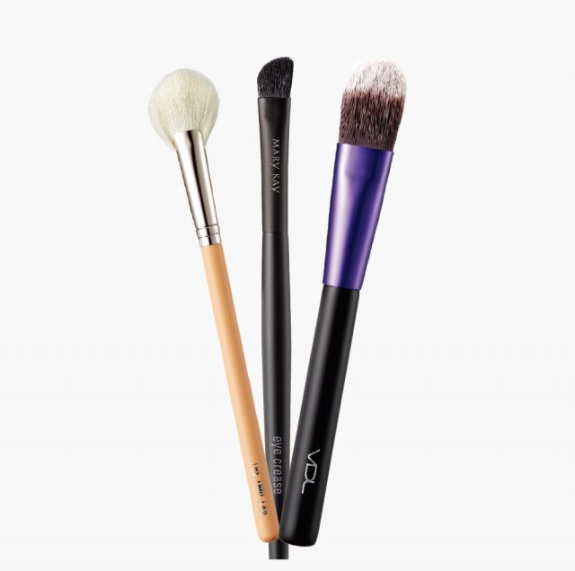 (왼쪽부터) The Tool Lab 더툴랩 160 블러셔 팬 2만8천원. Mary Kay 아이 크리즈 브러시 6천원. VDL 라운드 파운데이션 브러쉬 1만8천원.