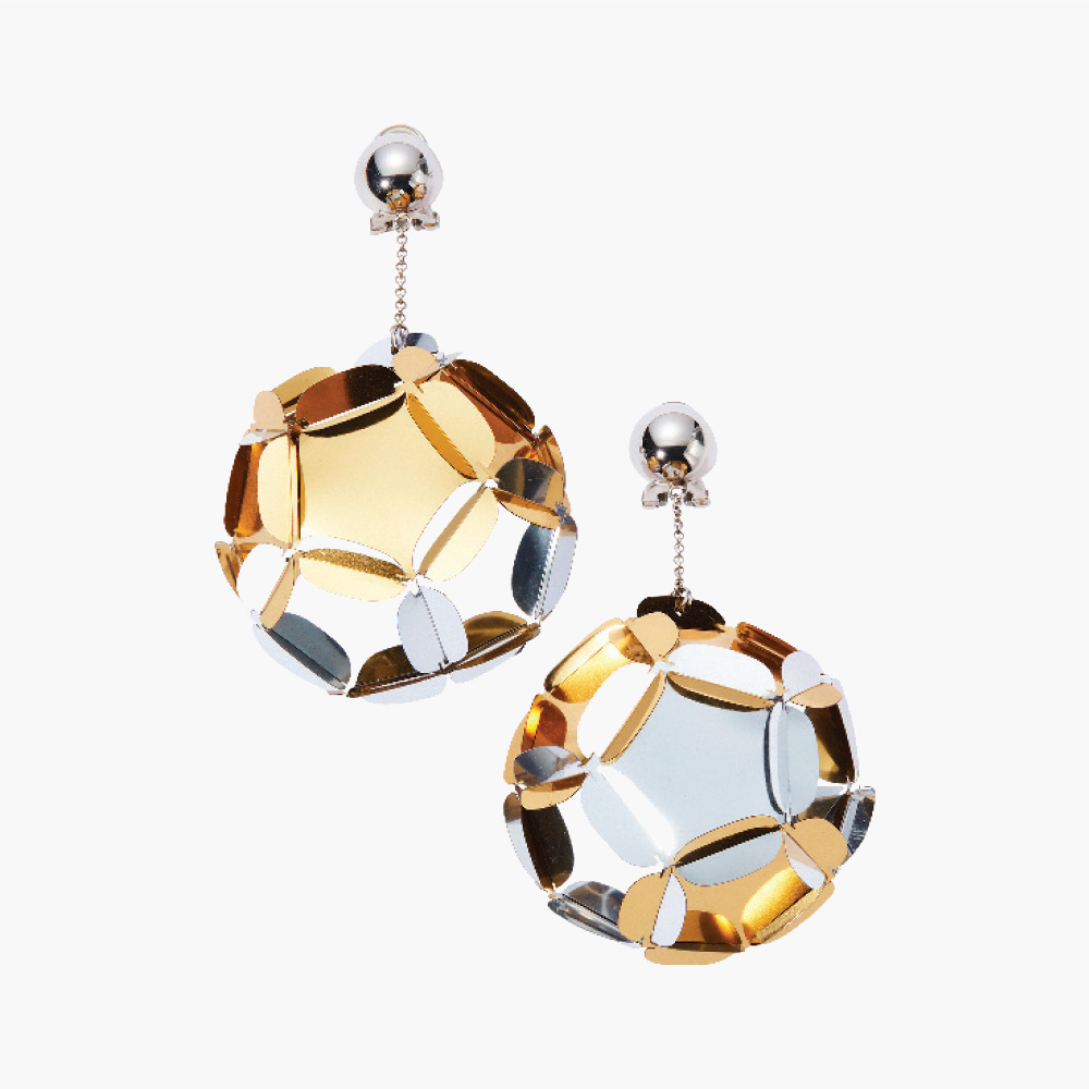 귀고리는 Miu Miu