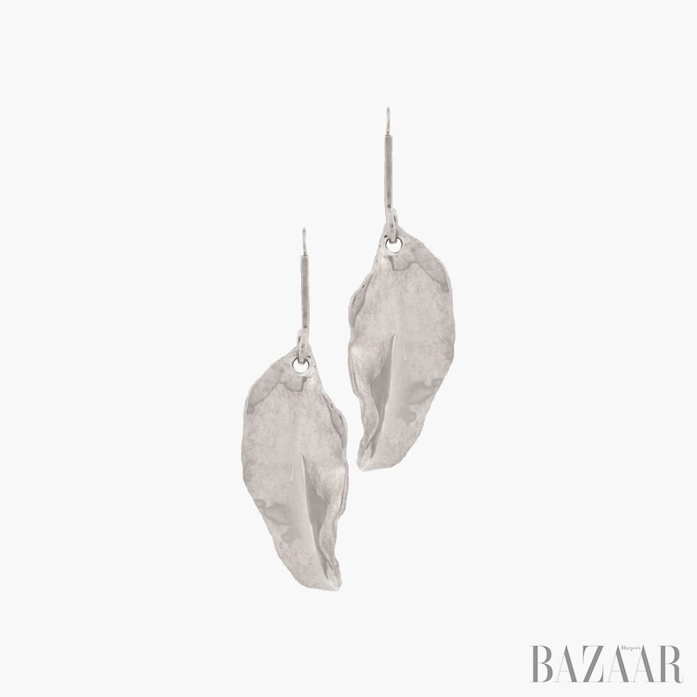 귀고리는 40만원대<strong> Marni by farfetch.com</strong>