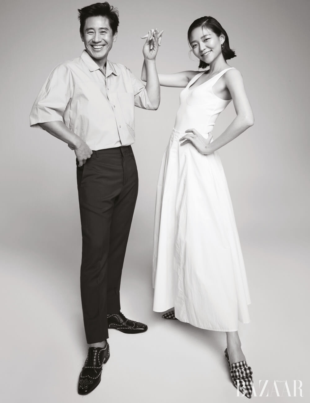 신하균이 입은 셔츠는 Cos, 팬츠는 Vivienne Westwood, 스터드 구두는 Christian Louboutin. 이솜이 입은 심플한 보디수트는 Daejoongso, 풀 스커트는 Cos, 드롭 귀고리는 Didier Dubot, 깅엄체크 슬라이드는 Sofia Grace.