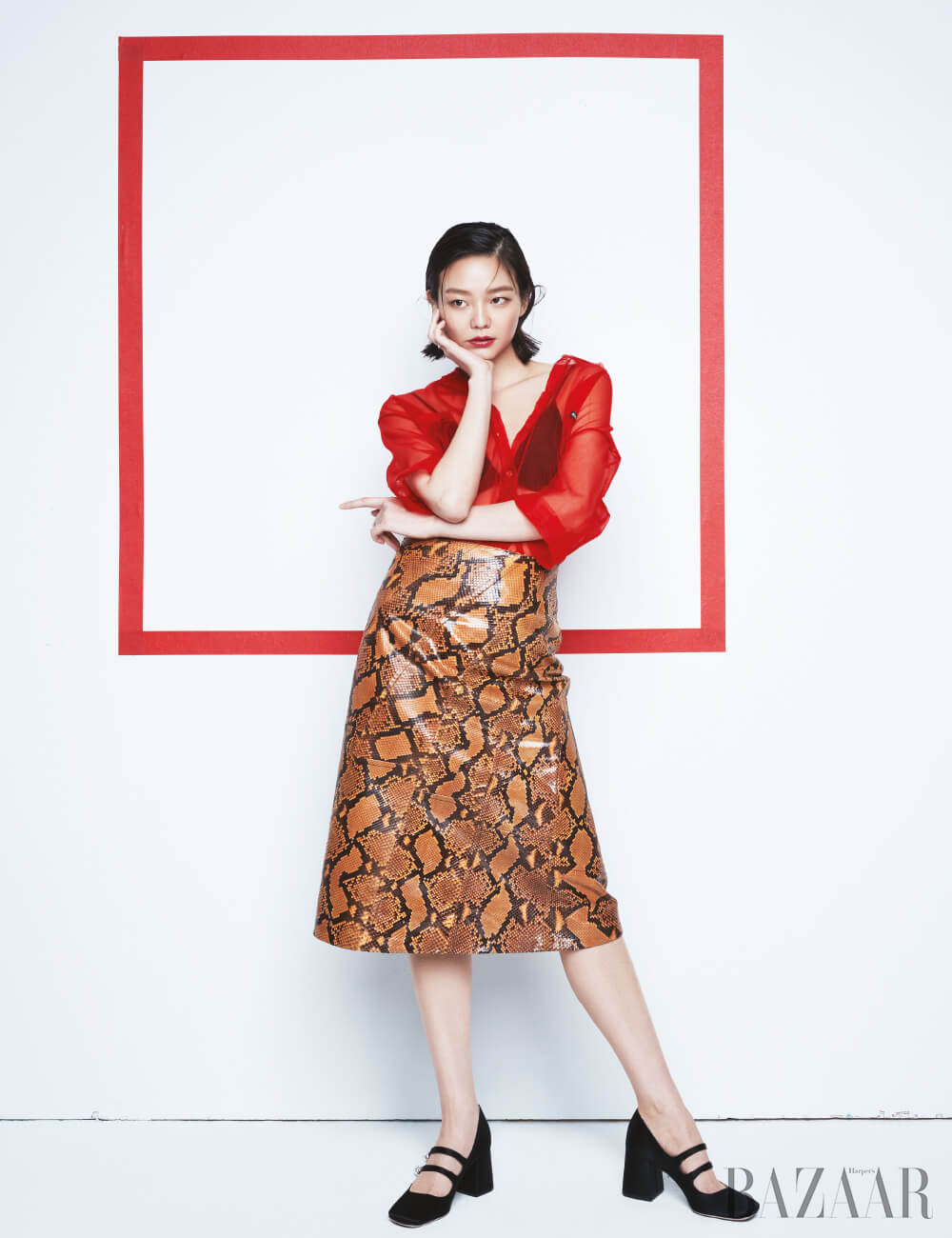 시스루 셔츠, 파이턴 스커트, 주얼 장식 펌프스는 모두 Miu Miu. 반지는 모두 Portrait Report.