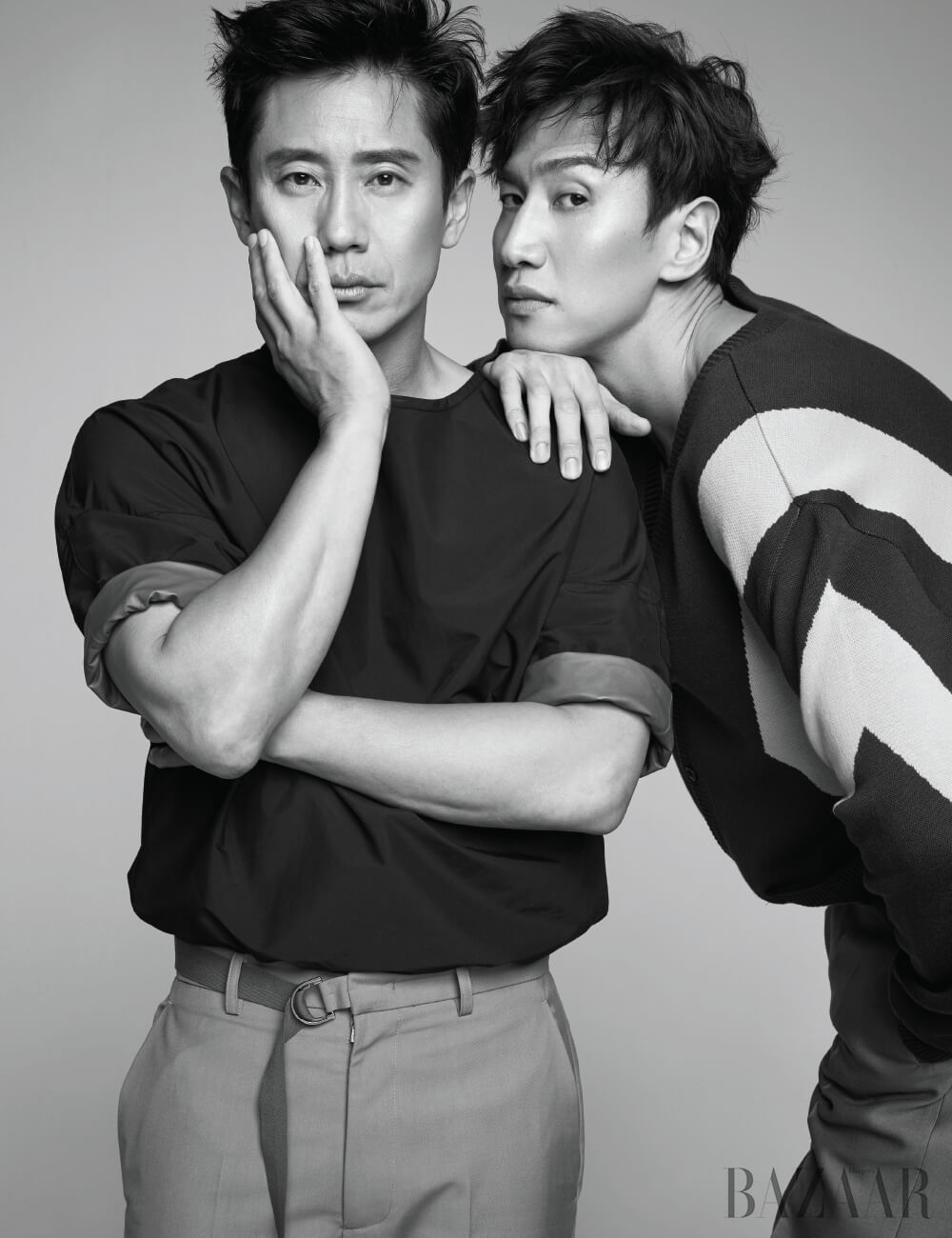 이광수가 입은 니트 카디건은 Ul:kin, 시계는 Jaeger-LeCoultre, 팬츠는 Beyond Closet. 신하균이 입은 톱은 Salvatore Ferragamo, 팬츠는 Dunst.