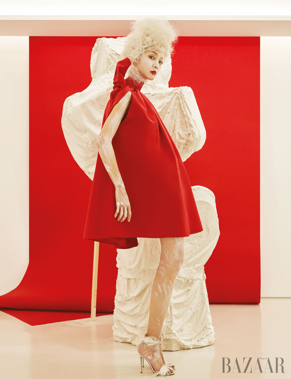 드레스는 Valentino, 샌들은 Gianvito Rossi 제품.