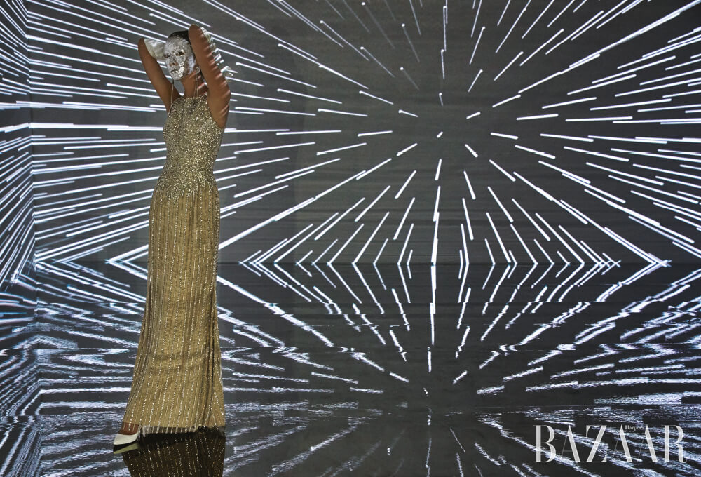 드레스는 Esmeralda, 장갑과 펌프스는 에디터 소장품.