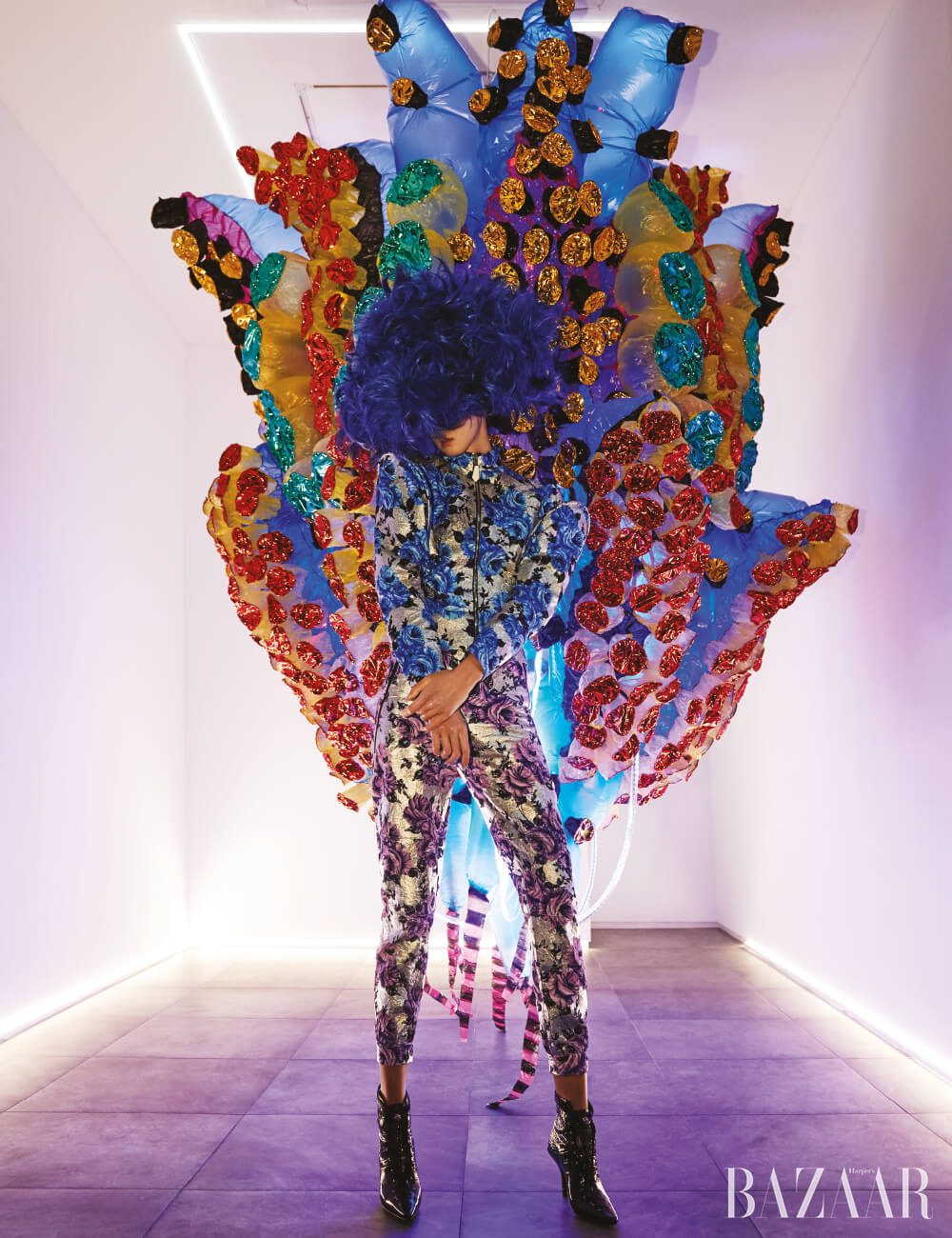 점퍼, 팬츠, 부티는 모두 Louis Vuitton 제품.