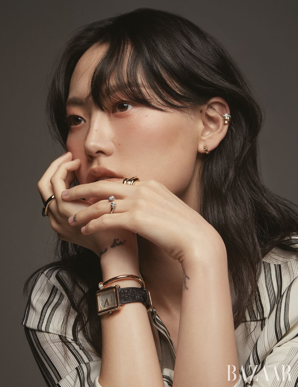 위쪽에 착용한 ‘콰트로 레디언트 싱글 클립’ 귀고리는 3백만원대, 아래쪽의 ‘콰트로 싱글 클립’ 귀고리는 1백만원대 모두 Boucheron, 오른손에 착용한 ‘석세스 더블’ 반지, 왼손 검지에 착용한 ‘석세스 3색 골드’ 반지는 모두 Fred, 약지에 착용한 ‘포제션 오픈’ 반지, 오른팔의 뱅글은 모두 B, ‘보이프렌드 트위드 스트랩’ 시계는 Chanel Watches, 셔츠는 Jil Sander.