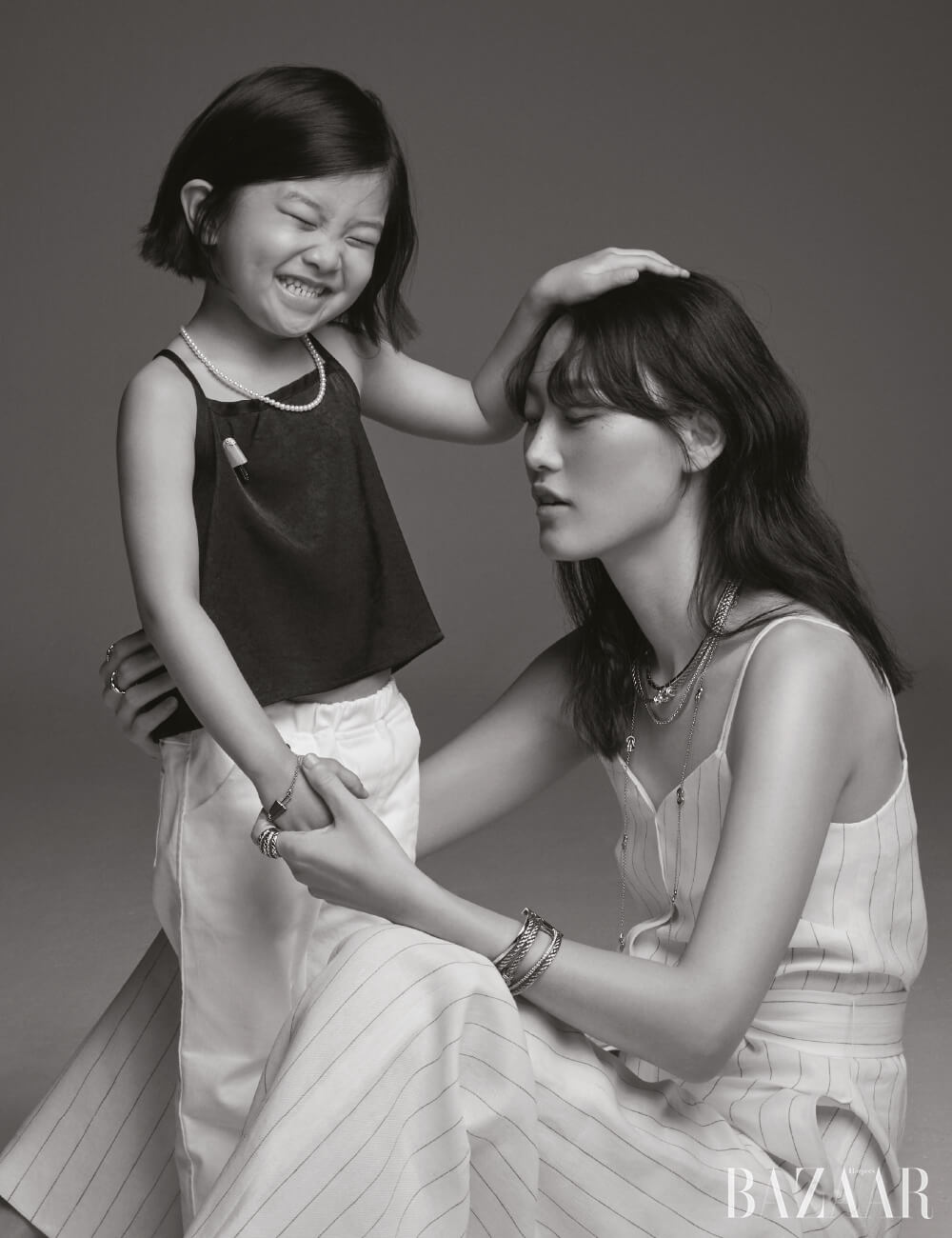지아가 착용한 ‘프티 펄’ 목걸이는 Tasaki, ‘불가리 불가리 젤라티’ 브로치는 4백만원대, 팔찌는 2백만원대 모두 Bvlgari, 톱, 팬츠는 모두 Habille. 혜승이 착용한 ‘포스텐’ 목걸이, 레이어드한 ‘8°0 미디엄 모델 핑크 골드 소트와르’ 목걸이, ‘포스텐 커프’ 팔찌는 모두 Fred, 양손에 착용한 ‘코코 크러쉬’ 반지는 모두 Chanel Fine Jewelry, 점프수트는 Loro Piana.