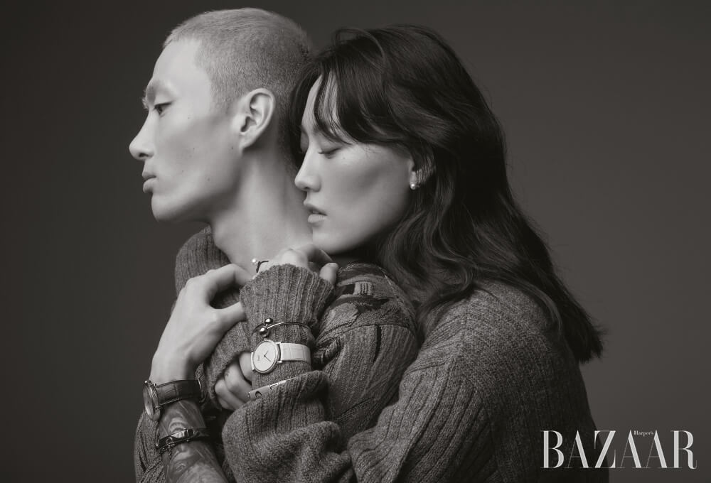 노마가 착용한 ‘알티플라노 크로노그래프’ 시계는 Piaget, ‘D 아이콘’ 뱅글은 2백19만원 Damiani, 니트 톱은 Salvatore Ferragamo. 혜승이 착용한 ‘알티플라노’ 시계는 Piaget, ‘D 아이콘’ 뱅글은 2백19만원 Damiani, ‘하드웨어 볼 바이패스’ 팔찌는 Tiffany & Co., ‘프티 밸런스 클래스’ 귀고리, ‘밸런스 노트’ 반지는 모두 Tasaki, 니트 카디건은 Miu Miu.