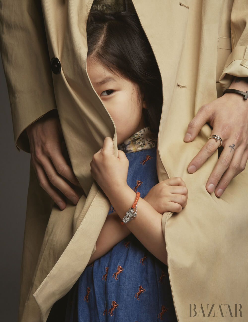 지아가 착용한 오렌지 스트랩 ‘8°0 화이트 골드’ 팔찌는 Fred, ‘리앙 세시옹’ 팔찌는 3백만원대 Chaumet, 스카프는 Dior, 원피스는 Chloé Kids by Net-A-Porter. 노마가 착용한 ‘T 스퀘어’ 팔찌는 Tiffany & Co., ‘저스트 앵 끌루’ 반지는 4백80만원대 Cartier, 코트는 Golden Goose Deluxe Brand.