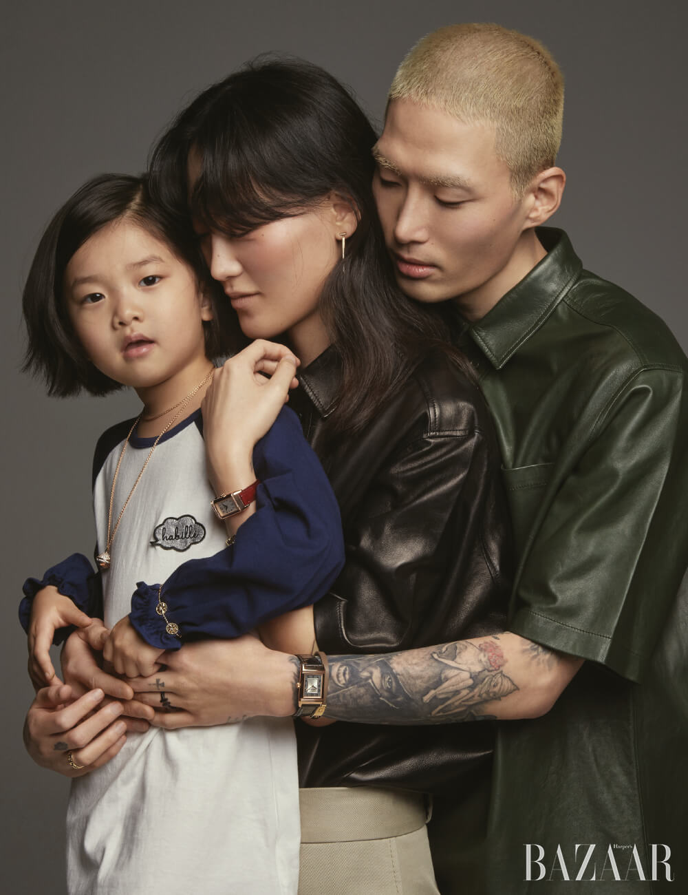 지아가 착용한 ‘포제션 펜던트’ 목걸이는 Piaget, ‘로즈 드 방’ 팔찌는 Dior Fine Jewelry, 원피스는 Habille. 혜승이 착용한 ‘리베르소 원 듀에토’ 시계는 Jager-Lecoultre, ‘T 와이어 바’ 귀고리, ‘T 트루 내로우’ 팔찌, ‘T 트루 와이드’ 반지는 모두 Tiffany & Co., 셔츠는 Bottega Veneta. 노마가 착용한 ‘리베르소 클래식 미디엄 씬’ 시계는 Jager-Lecoultre, ‘러브’ 팔찌는 3백만원대 Cartier, ‘T 스퀘어’ 반지는 Tiffany & Co., 셔츠는 Bottega Veneta.