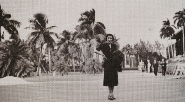 ‘반도의 무희’, 2019, 멀티 채널 비디오 설치, 가변크기 1 이미지 출처: 世紀の美人舞踊家崔承喜, 高島雄三郎・鄭炳浩 編著, エムティ出版, 1994