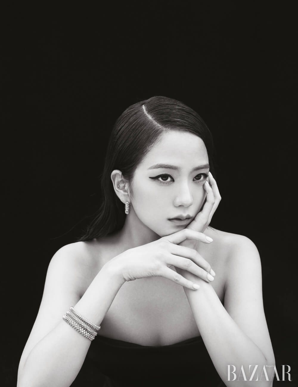 18K 핑크 골드 소재 귀고리, 세 개를 레이어드한 브레이슬릿, 두 개를 레이어드한 목걸이는 모두 ‘클래쉬 드 까르띠에’ 컬렉션 Cartier. 드레스는 Prada.