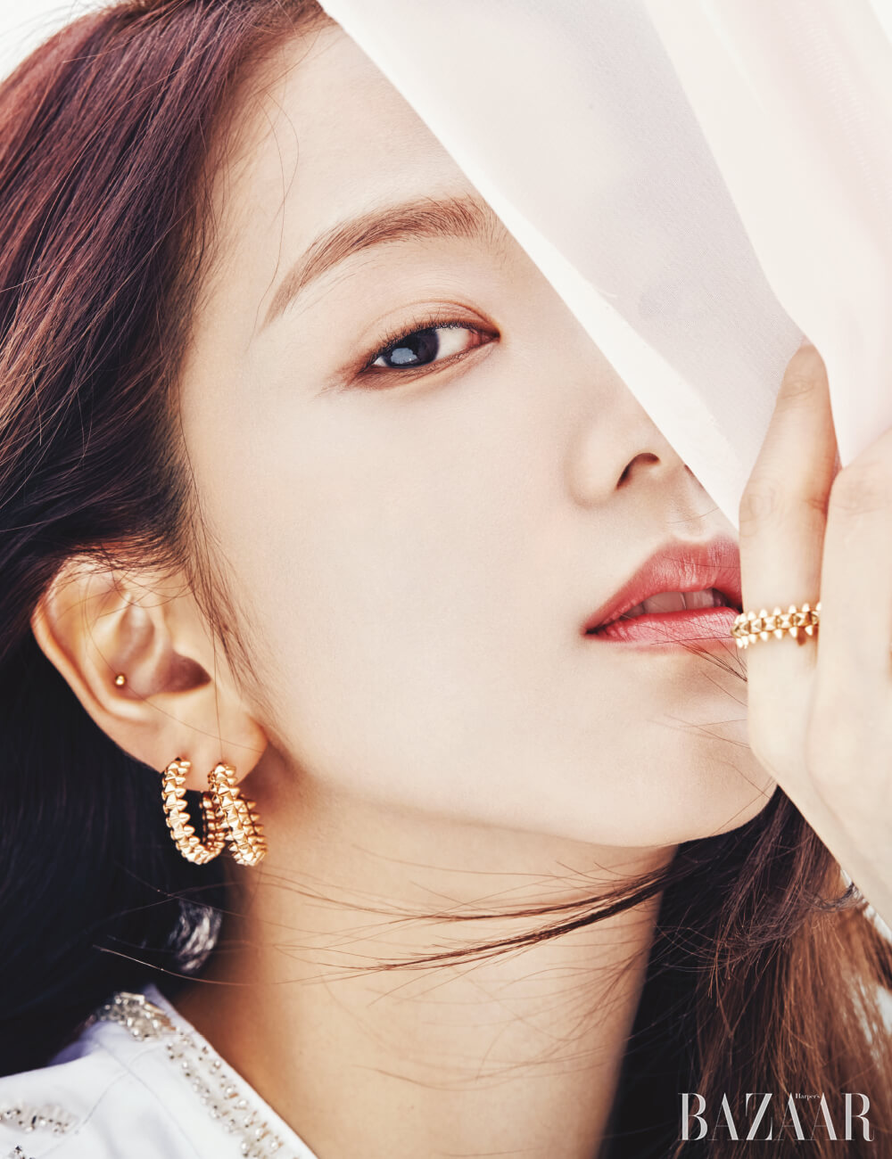 오른쪽 귀에 착용한 한 쌍의 귀고리, 검지에 착용한 반지는 모두 ‘클래쉬 드 까르띠에’ 컬렉션 Cartier. 드레스는 Louis Vuitton.