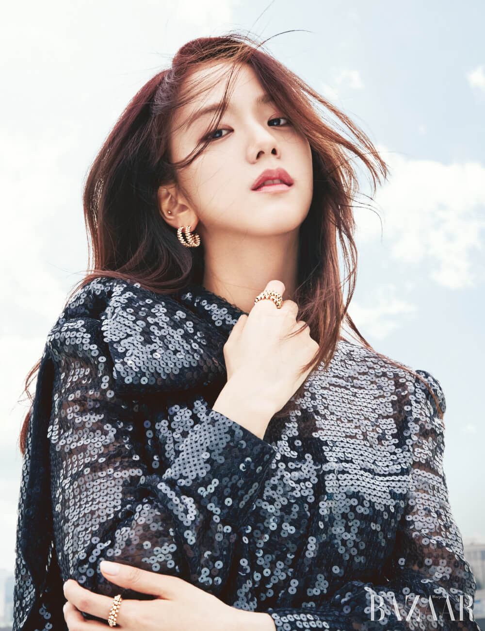 오른쪽 귀에 착용한 한 쌍의 귀고리, 검지에 레이어드한 반지는 모두 ‘클래쉬 드 까르띠에’ 컬렉션 Cartier. 스팽글 블라우스는 Celine by Hedi Slimane.