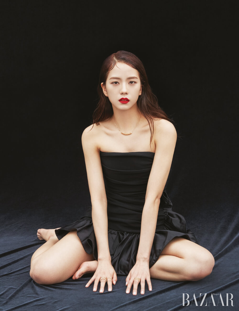 18K 핑크 골드 소재 목걸이, 양손에 레이어드해 착용한 반지는 모두 ‘클래쉬 드 까르띠에’ 컬렉션 Cartier. 튜브 톱 드레스는 Celine by Hedi Slimane.