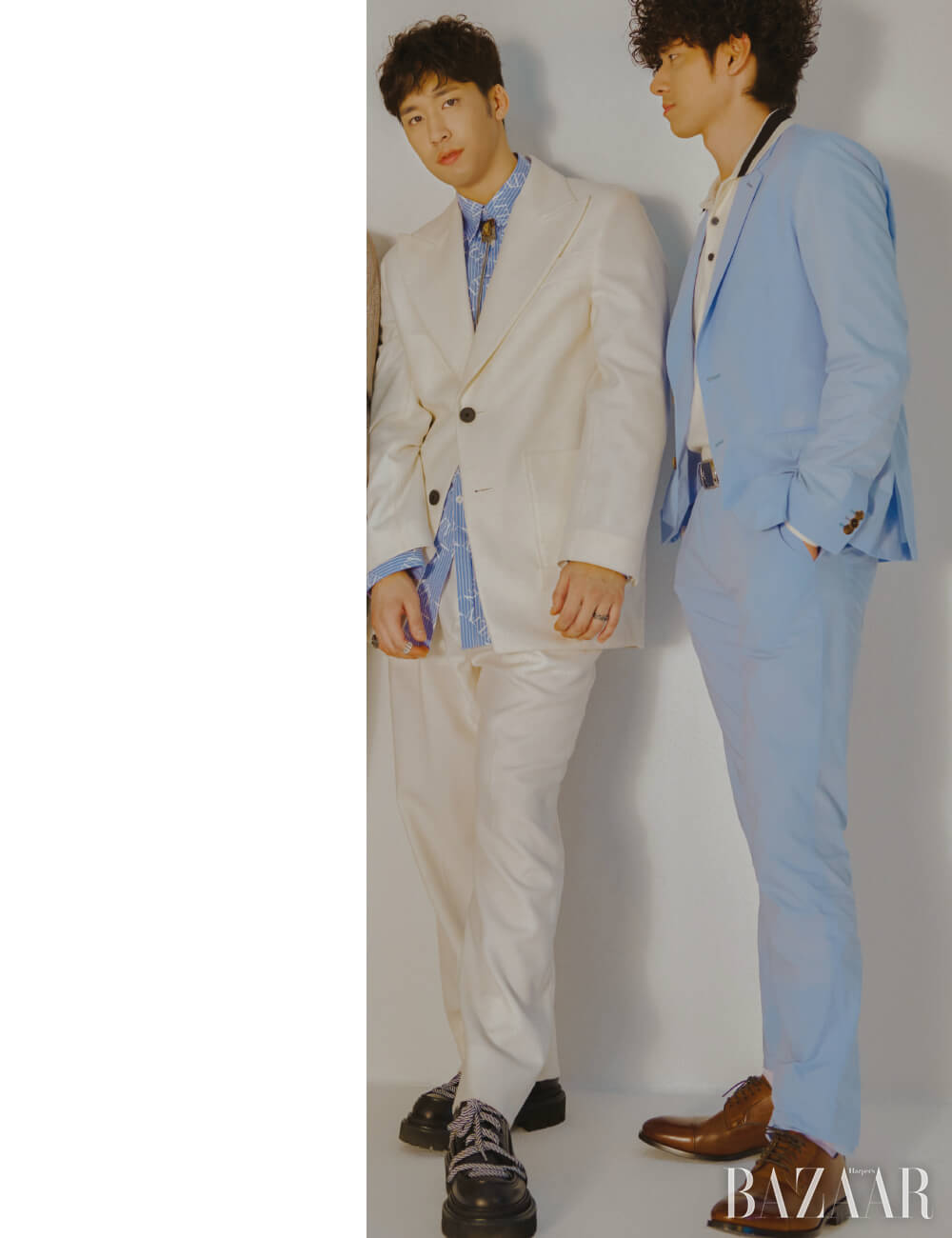 (왼쪽부터) 윤결(드럼) 재킷, 팬츠는 모두 Wooyoungmi, 셔츠는 Valentino, 볼로 타이는 Cloisonne Korea, 반지는 모두 Ille Lan, 스니커즈는 N°21. 경준(베이스) 재킷, 팬츠, 슈즈는 모두 Paul Smith, 니트 톱은 Lacoste L!ve.