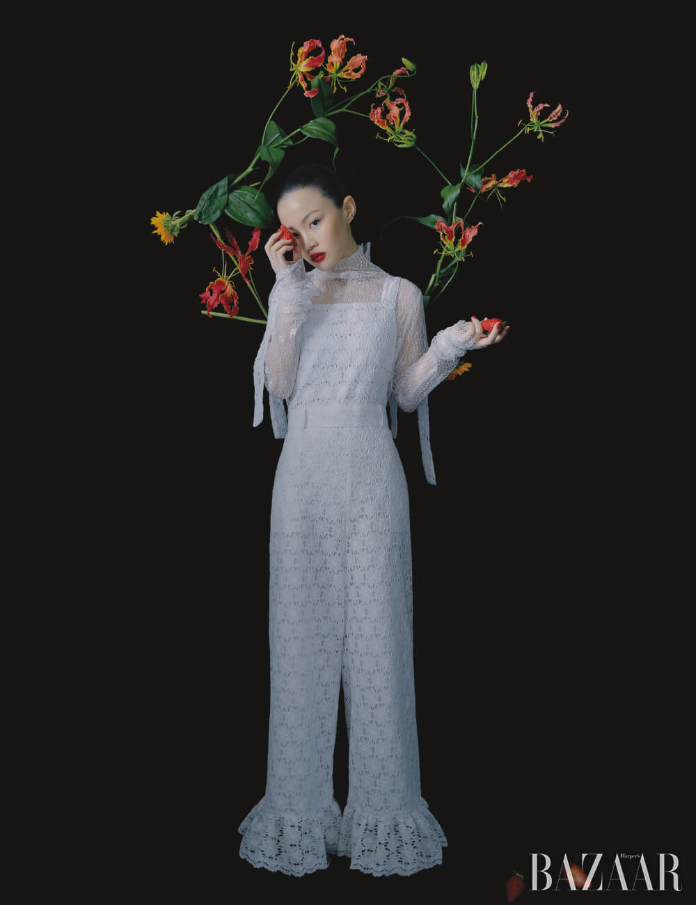 레이스 오버올은 Gimmetheyoung, 귀고리는 Bramble, 레이스 톱, 슈즈는 스타일리스트 소장품.