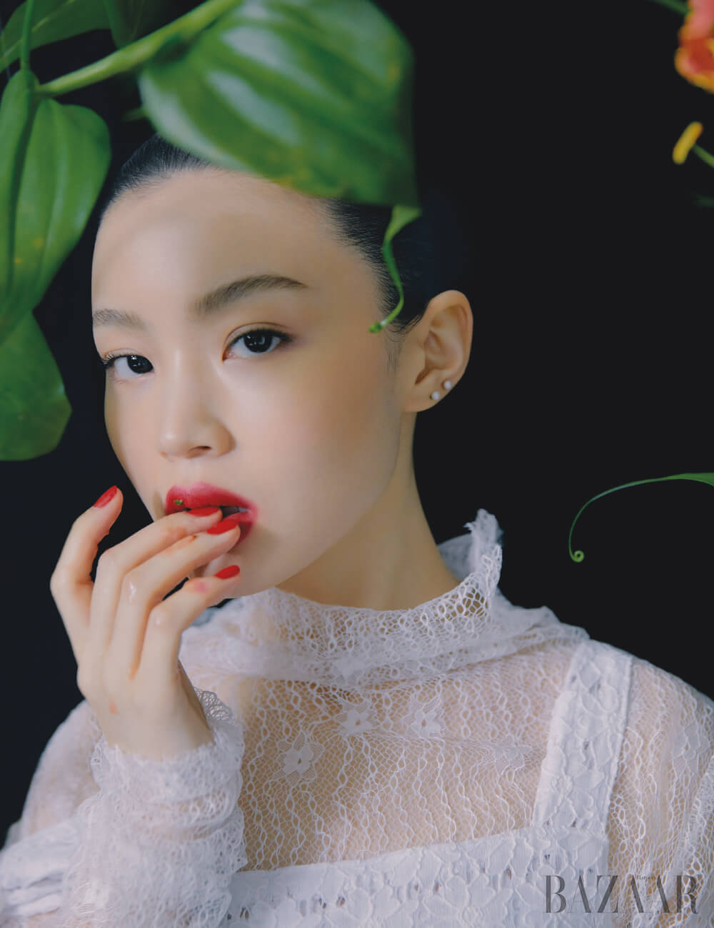 레이스 오버올은 Gimmetheyoung, 귀고리는 Bramble, 레이스 톱, 슈즈는 스타일리스트 소장품.