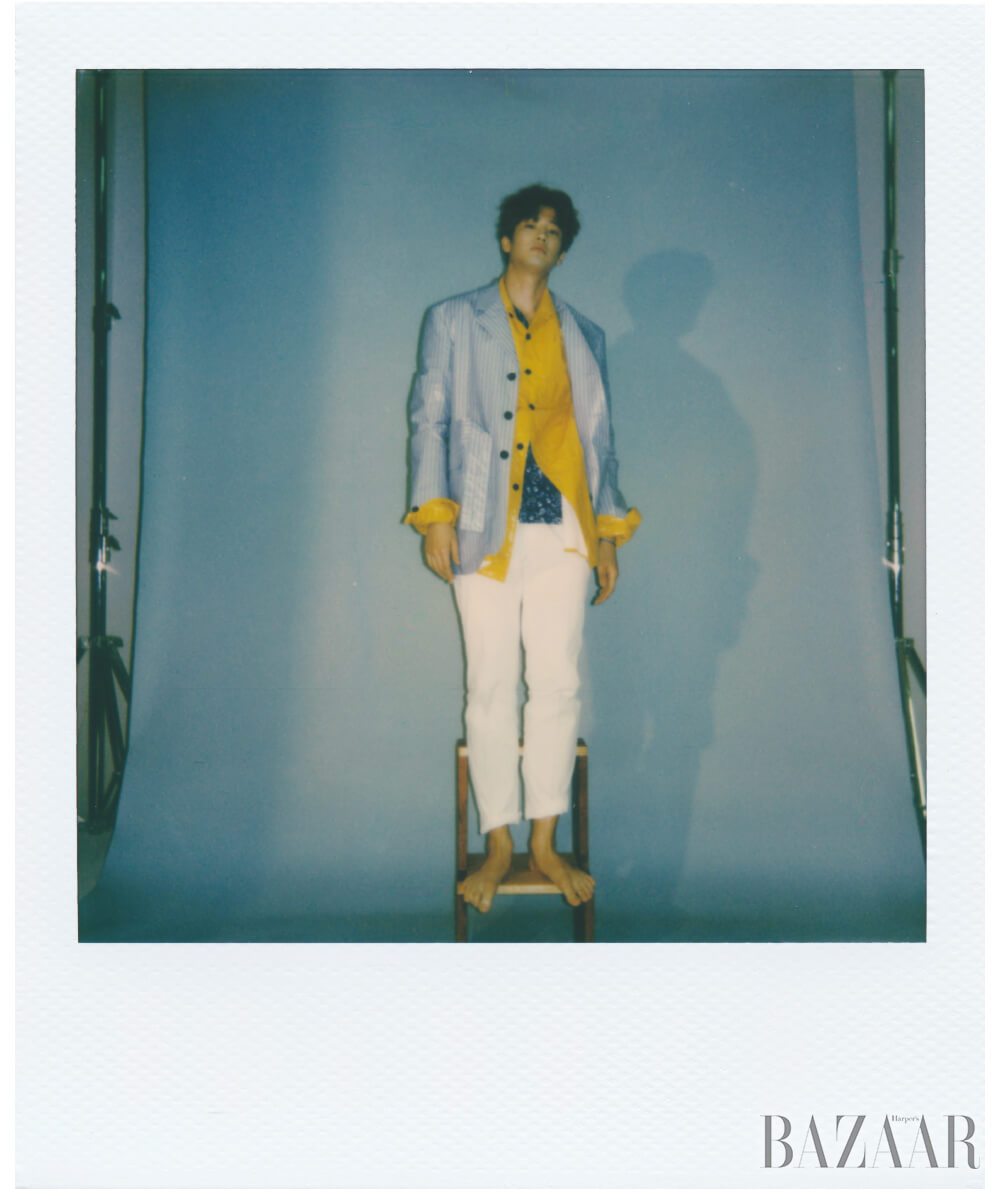 페이즐리 셔츠는 Beyond Closet Collection, 옐로 재킷, 스트라이프 재킷은 모두 Wooyoungmi Paris, 팬츠는 Man on the Boon, 팔찌는 Fred.