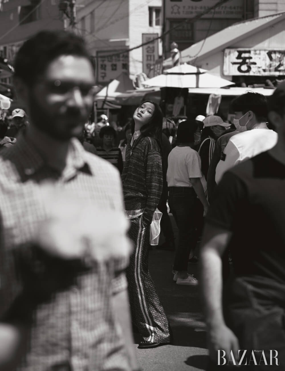 빈티지 폴로 스웨터는 Dongmyo Flea Market, 이너로 입은 셔츠는 83만원 Sacai, 실크 팬츠는 Burberry, 목걸이는 모두 Chrome Hearts, 슈즈는 55만원 Coach.