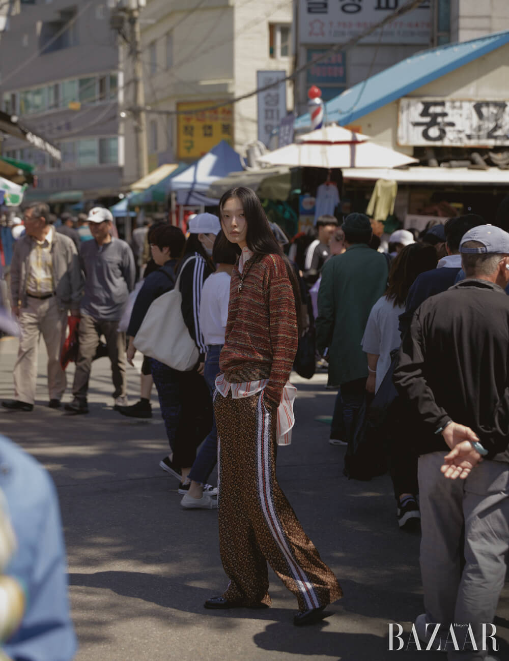 빈티지 폴로 스웨터는 Dongmyo Flea Market, 이너로 입은 셔츠는 83만원 Sacai, 실크 팬츠는 Burberry, 목걸이는 모두 Chrome Hearts, 슈즈는 55만원 Coach.