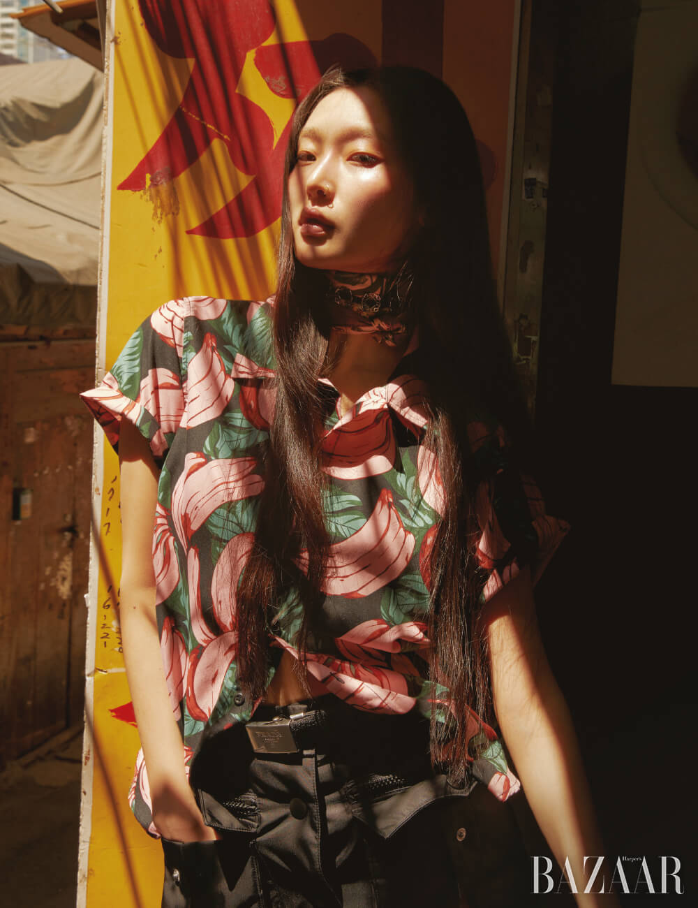 빈티지 프린트 셔츠, 스카프는 모두 Dongmyo Flea Market, 나일론 소재 스커트, 벨트는 모두 Prada, 초커는 26만5천원 Marc Jacobs.