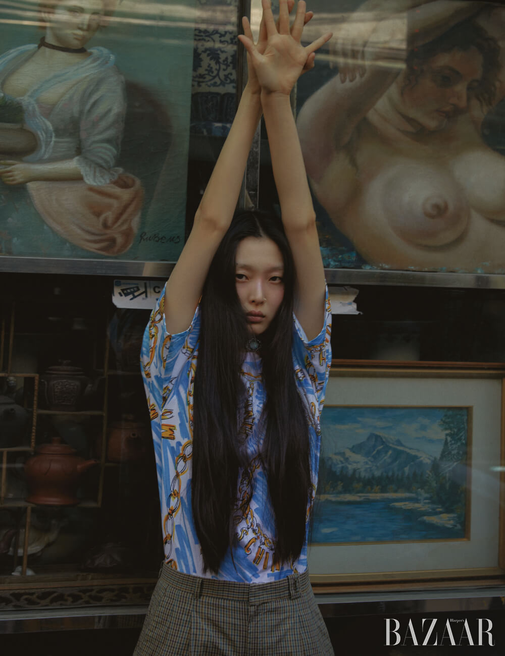 톱은 40만원 Moschino, 빈티지 팬츠, 목에 두른 스카프, 브로치는 모두 Dongmyo Flea Market.