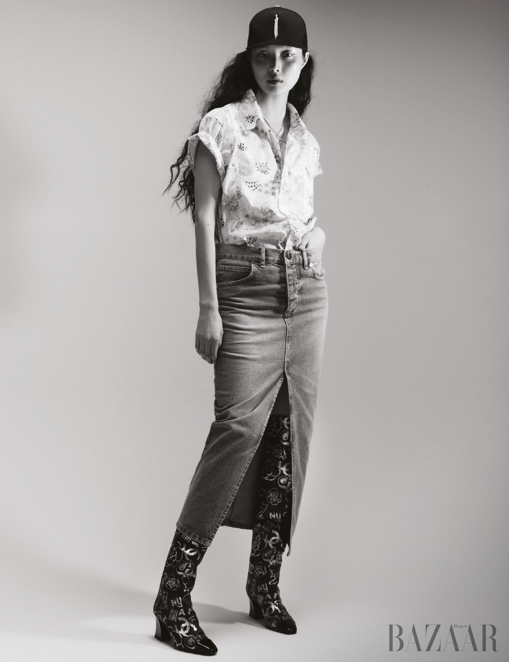 빈티지 셔츠는 Dongmyo Flea Market, 데님 스커트는 17만원 Raey by matchesfashion.com, 모자는 Chrome Hearts, 목걸이는 74만원 Givenchy, 부츠는 Chanel.