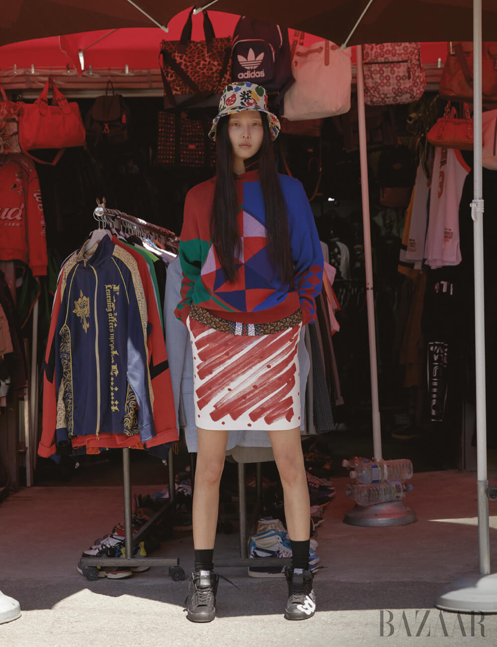 빈티지 니트 톱은 Dongmyo Flea Market, 이너로 입은 폴로 셔츠는 Burberry, 스커트는 1백3만원 Moschino, 모자는 8만원 By Edit, 슈즈는 79만8천원 Golden Goose, 양말은 에디터 소장품.