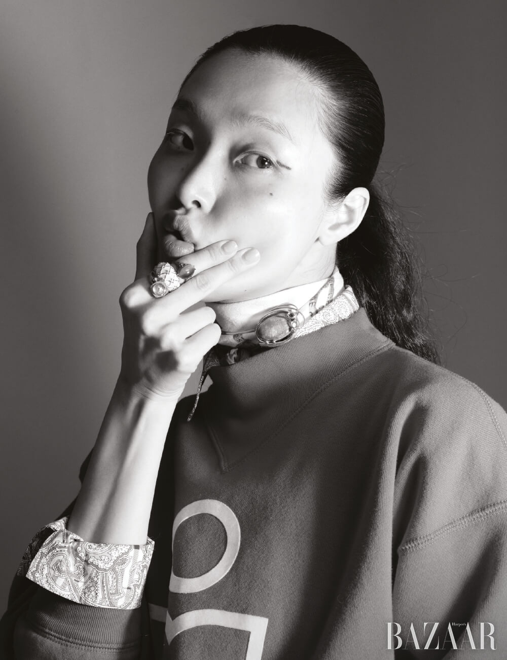 스웨트셔츠는 39만8천원 Isabel Marant, 이너로 입은 빈티지 셔츠, 스카프, 브로치, 스톤 장식 반지, 볼드한 반지는 모두 Dongmyo Flea Market.