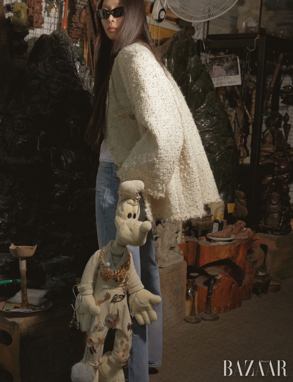 재킷은 Chanel, 톱은 Alaïa by 10 Corso Como, 빈티지 501 데님 팬츠는 Dongmyo Flea Market, 선글라스는 33만원 Gentle Monster.