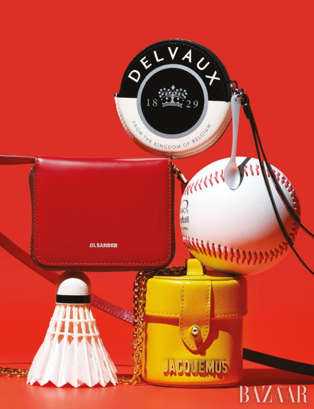 (위부터) 손잡이가 달린 원형 미니 백은 72만원 Delvaux, 스트랩 장식 미니 백은 1백50만원대 Jil Sander, ‘르 베니티(Le Vanity)’ 미니 숄더백은 45만원 Jacquemus by BOONTHESHOP.