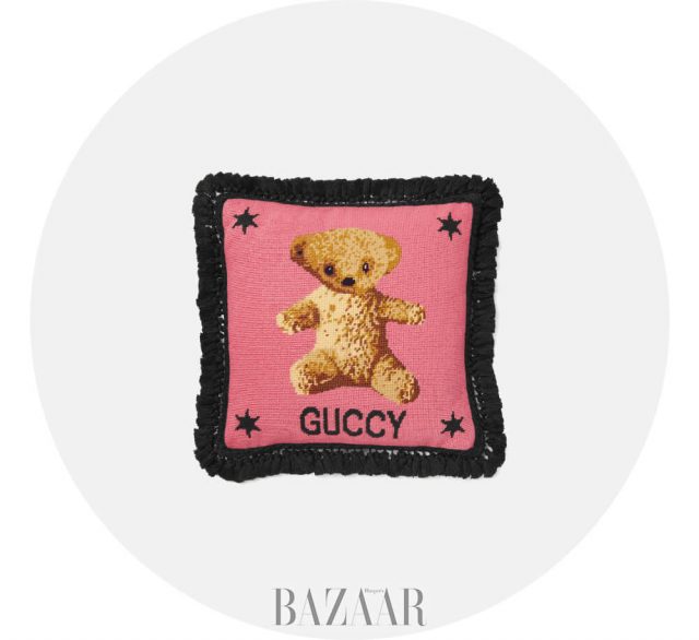 테디베어와 별 모티프 자수 디테일이 돋보이는 쿠션은 1백76만원 Gucci.
