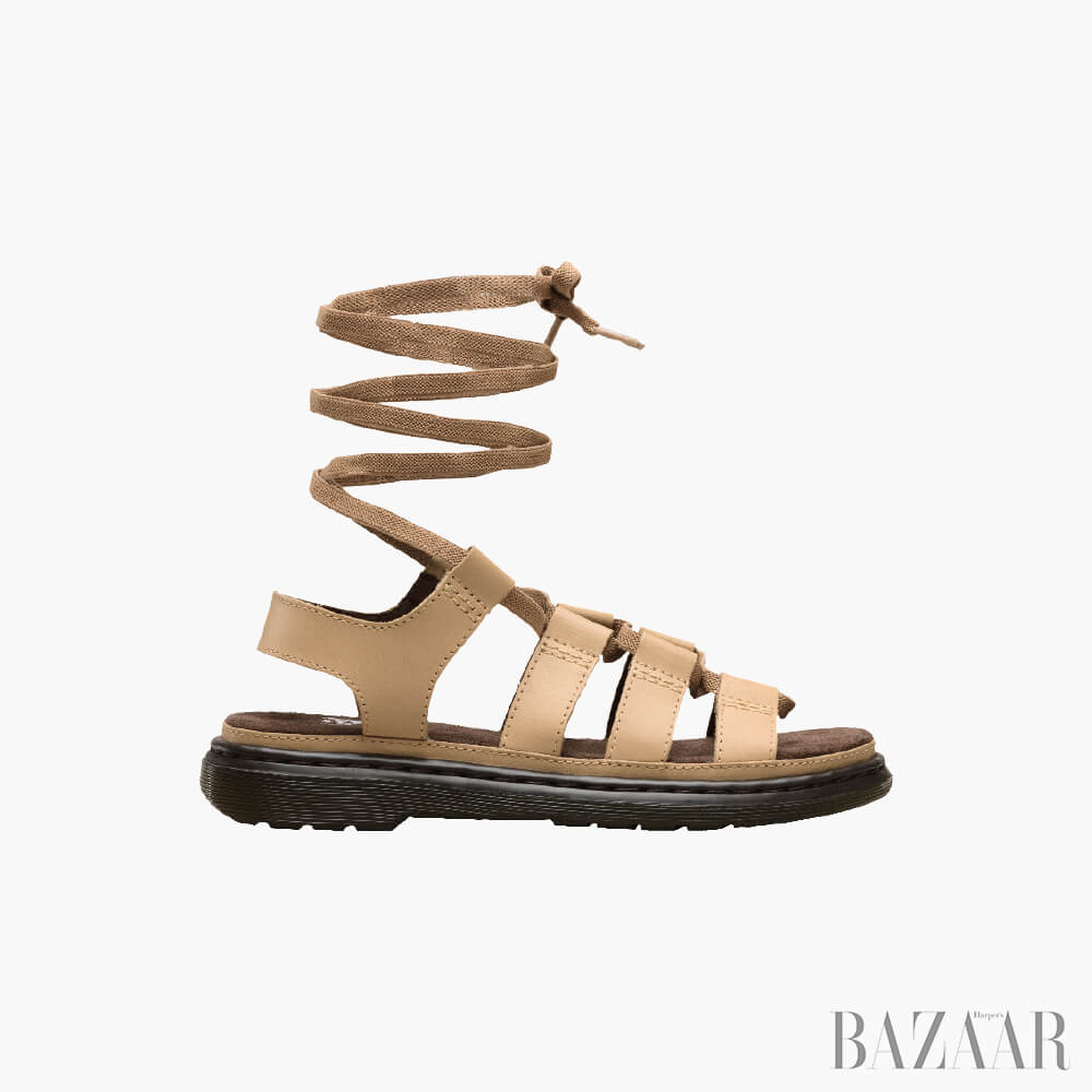 레이스업 샌들은 16만8천원 <strong>Dr. Martens</strong>