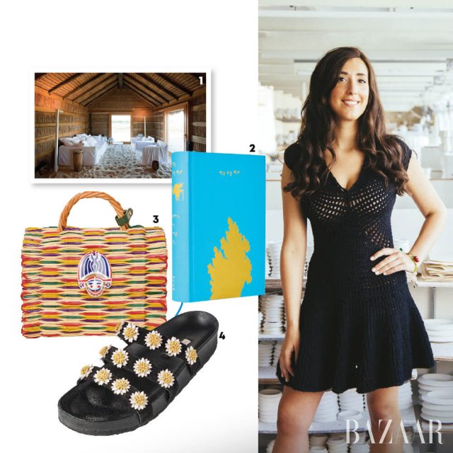 1 모래 위에 지어진 포르투갈 콤포르타의 호텔 카사스 나 아레이아.2 서울 방문 기념으로 구입한 책 .3 가방은 Heimat Atlantica.4 꽃 장식 샌들은 Fabrizio Viti.