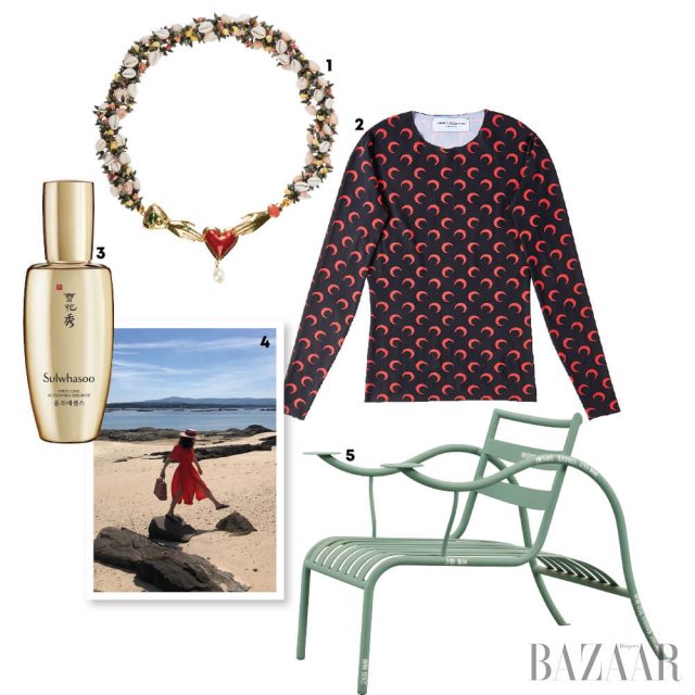 1 조개 목걸이는 Heimat Atlantica.2 초승달 패턴의 톱은 Marine Serre.3 Sulwhasoo ‘윤조 에센스’.4 여름휴가로 자주 찾는 스페인의 아 이야 데 아로우사 섬.5 재스퍼 모리슨의 ‘생각하는 사람의 의자’.