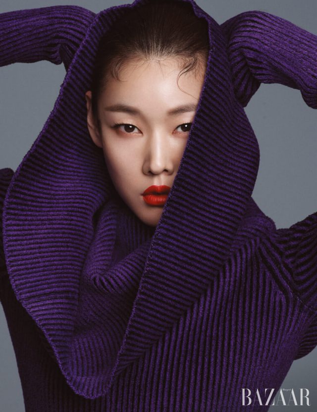 케이프 실루엣의 니트 톱은 Balenciaga.