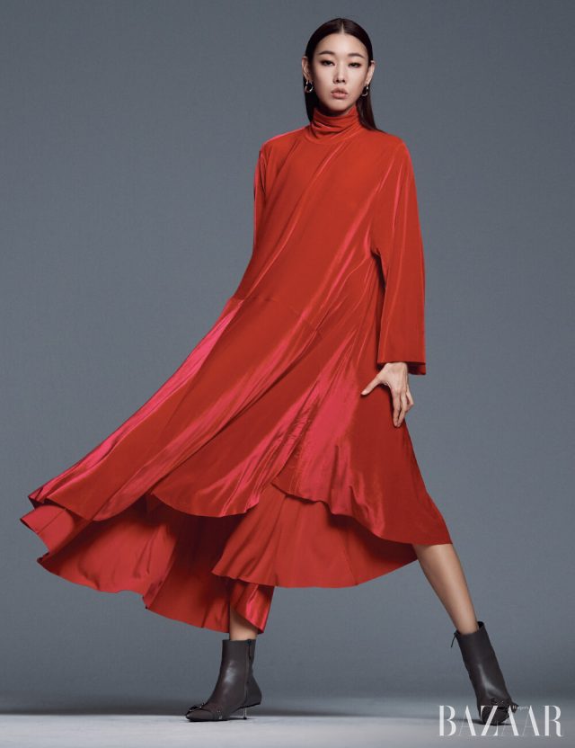 벨벳 드레스, 실버 루프 귀고리, 버클 장식 앵클부츠는 모두 Balenciaga.